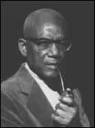 Qui a écrit ce poème : « Ceux qui sont morts ne sont jamais partis / Ils sont dans l'Ombre [] / Les morts ne sont pas sous la Terre / Ils sont dans le Bois [] / dans l'Eau [...] / dans la Foule [] / Les Morts ne sont pas morts. » ?