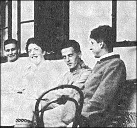 Pour les athées, la mort est naturelle et ressemble au sommeil profond. Qui a dit : « la mort n'est pas un événement de la vie. On ne vit pas la mort. Si l'on entend par éternité non la durée infinie mais l'intemporalité, alors il a la vie éternelle celui qui vit dans le présent. Notre vie n'a pas de fin, comme notre champ de vision est sans frontière. » ?