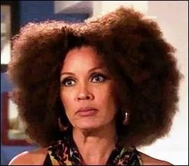 Quand Renée emménage à Wisteria Lane elle occupe la maison d'un(e) ancien(ne) résident(e). De qui ?