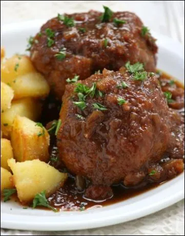 Il est souvent servi sur le même plateau que la chroniqueuse précédente...
Qui est ce précurseur dans son domaine ?