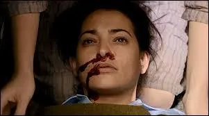 Dans la saison 2, comment la chef de police, Linda Esquivel meurt-elle ?