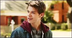 Comment s'appelle le petit frère d'Angie McAlister ?