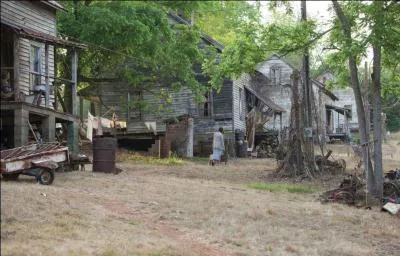 Prim vit dans un district très pauvre. Pouvez-vous me dire dans quel district elle habite dans les deux premiers tomes ?