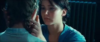 Dans le film, quel objet Prim donne-t-elle à cette personne au moment des adieux ?