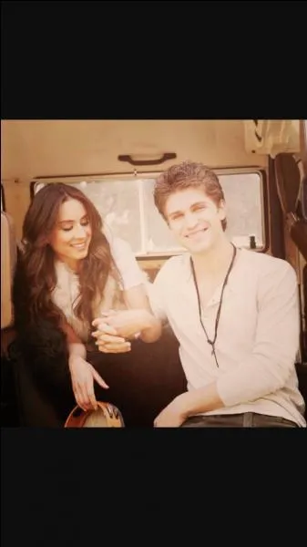 « Pretty little liars », maintenant qu'on les connaît, ces deux tourtereaux pourront encore plus rire et s'amuser ensemble, non ?