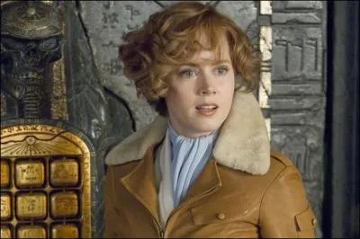 Outre les personnages du premier volet Larry va faire la connaissance d'autres personnages. Du coté gentil, il va rencontrer Amelia Earhart, une aviatrice américaine. Pour quel exploit est-elle célèbrement connue ?