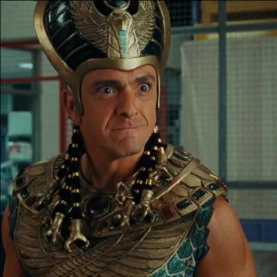 Du coté méchant, c'est Kahmunrah ( Hank Azaria)qui se fait remarquer, car il a récupéré la tablette qui donne vie au personnage et veut l'utiliser pour devenir puissant. Kahmunrah, nous vient de ...