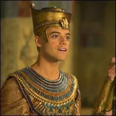 Larry Daley, devient gardien de nuit dans un musée, où tous les personnages et objets exposés prennent vie, grace une tablette appartenant à Ahkemrah. Ahkemrah est un...