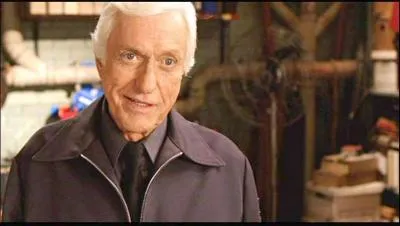 Larry doit remplacer les vieux gardiens qui leur donnent les dernières consignes avant de partir. Parmi eux, il y a Cecil Fredericks, interprété par l'acteur Dick Van Dyke. Dans quel film de Disney, cet acteur a-t-il eu deux rôles ?