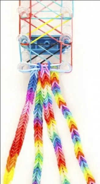 Si vous êtes à la page, vous tressez déjà des élastiques... 
pour créer des bracelets ou des vêtements pour les plus patients ! 
Quelle marque s'est imposée en la matière ?