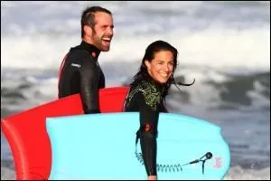 La planche que portent ces deux sportifs est une planche de ... .