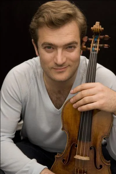 De quel instrument joue Gautier Capuçon, frère de Renaud Capuçon, deux grands musiciens.