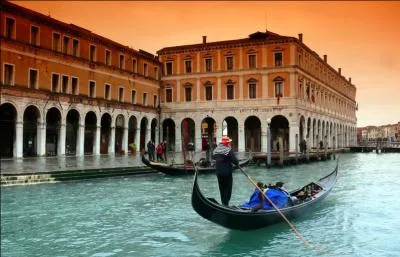 De quel peuple Venise s'émancipa-t-elle au XI e siècle ?