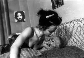 Pire encore, certains détraqués du bulbe se livrent carrément à des actes sexuels sur des cadavres ! C'est le cas notamment des personnages principaux du très controversé "Nekromantik", film allemand de 1987. Comment nomme-t-on justement cette attirance pour ce genre de pratiques morbides ?