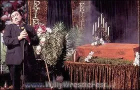 D'après un mythe originaire du Moyen Âge, l'appellation de "croque-mort" désignait une personne devant s'assurer que les corps des décédés étaient bien sans vie. Pour cela, cette personne devait détecter une éventuelle réaction du "défunt" en lui mordant :