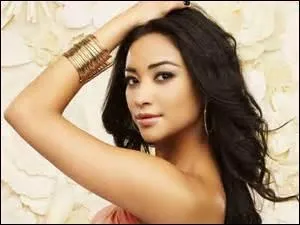 Avec qui Emily va-t-elle au bal dans la saison 1 ?