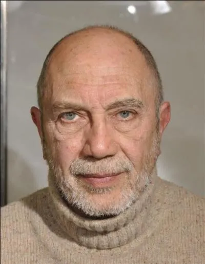 C'est l'acteur français Feodore Atkine qui prête sa voix pour la version française du film. Tout autre sujet pour la question, à quel docteur de série télévisée prête-t-il aussi sa voix ?