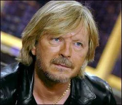 Qui a les yeux aussi noirs que sa peau cachou ?