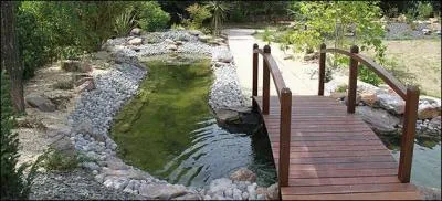 Trouvez l'interprète : Puis je l'ai recouvert -- De rondins de bois vert -- Pour rendre à la rivière -- Son vieil air d'autrefois !