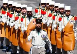 Une chanson : J'sais pas son nom -- Je n'sais rien d' lui, il m'a aimée toute la nuit ...