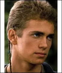 Durant quelle décennie la coiffure appelée "queue de rat" était populaire ?