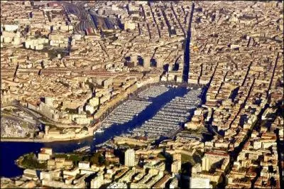 À Marseille, quel est le nom de la rue qui va des Réformés au Vieux Port ?