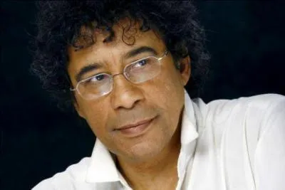 Quel chanteur français a inspiré le jumelage de L'île avec Belle-Île-en Mer ?