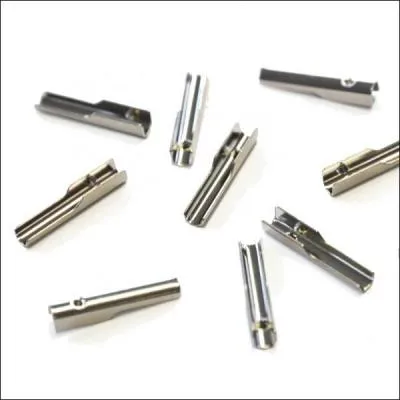 Sur nos lacets, il y a un bout de m&eacute;tal ou de plastique qui facilite le lacement. Cet objet est si courant et nous ne connaissons m&ecirc;me pas son nom ! Alors, c'est un :