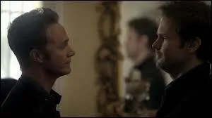 À quoi servent les chevalières que John Gilbert et Alaric Saltzman portent ?