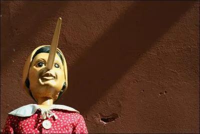 "Le duc d'Orléans avait controuvé faussement diverses imputations et vices contre la personne du roi et de sa noble lignée." Que veut dire "controuvé" ?