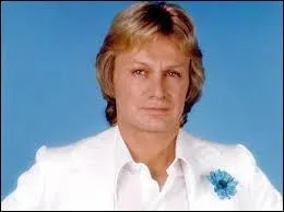 Complétez : "C'est le même ... qui ce soir recommence encore"