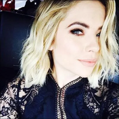 Qui loge-t-elle chez elle en cachette après avoir découvert qu'il/elle vivait au lycée ?