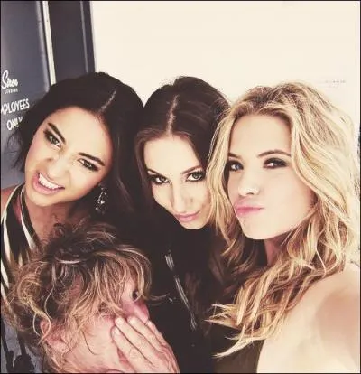 Avec qui Hannah a-t-elle dansé lors d'une soirée au lycée pour récupérer de l'argent ?