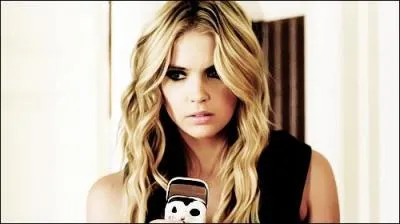 Une personne inconnue s'amuse à faire peur à la bande de copines, mais de quelle lettre sont signés tous les messages ?