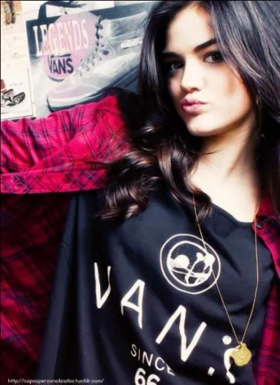 Avec qui Aria est-elle sortie alors que c'était contraire au règlement du lycée ?