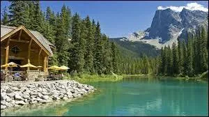 En 2015, qui est la reine du Canada ?