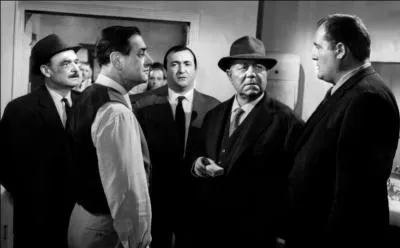 Dans le film " Maigret voit rouge ", il tient le rôle de l'inspecteur Lucas. Quel grand acteur français tient le rôle de Maigret ? ( aidez-vous de l'image).