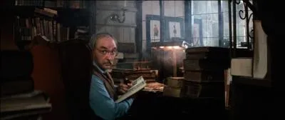 Ce personnage est doublé par Jacques Dynam, c'est un libraire, son nom Karl Konrad Koreander dans la saga en anglais " Never Ending Story ". Quel est le titre de la saga en français ?