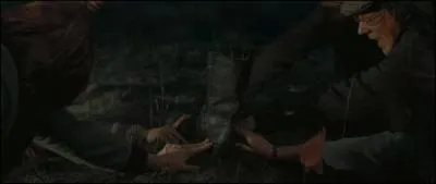 Concernant les moyens de déplacement, les sorciers peuvent requérir l'utilisation de Portoloins. Ils sont assez rares tout au long de la saga. Concernant quel événement Harry Potter et ses amis décident-ils d'en utiliser un ?