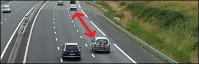 Les deux véhicules respectent-ils la distance de sécurité ?