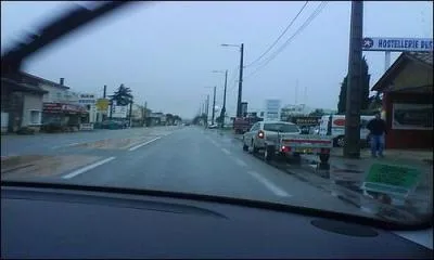 Dans cette situation, suis-je obligé de céder le passage au véhicule gris suivi de sa remorque ?