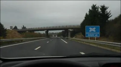 De quoi le panneau nous informe-t-il à 3 000 m ?