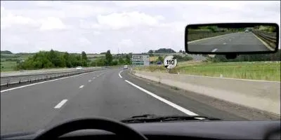 Je suis conducteur novice, cela fait un an que j'ai mon permis de conduire. À quelle vitesse puis-je rouler ?