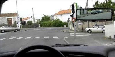 Le feu tricolore ci-contre est malencontreusement tombé en panne. Que fais-je ?