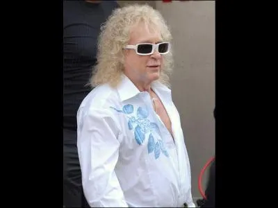 Ce chanteur quitte très rarement ses lunettes noires même en disant Goodbye à Marylou.