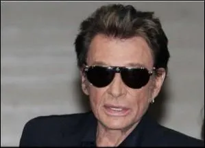 Allume le feu sur scène.