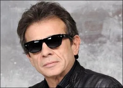 Cet animateur ne quitte quasi-jamais ses lunettes noires, il a fait sa nouvelle star.