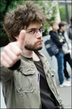 Devenu l'une des grandes têtes de Youtube avec son émission "What the Cut", zapping de vidéos insolites du net, il s'agit bien sûr du fameux :