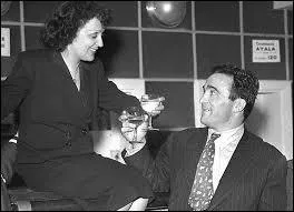 « Non je ne regrette rien », chanson de Piaf dédiée à Marcel Cerdan, rend hommage à leur brève et intense histoire d'amour.