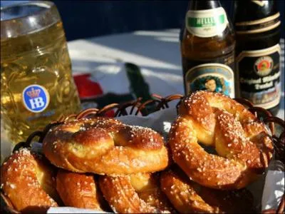 Mon premier était utilisé avec mon second, au cours des duels, aux XVIe et XVIIe siècles.
Mon tout est un petit pain en forme de nud, recouvert d'éclats de gros sel, qui doit être mangé le jour de sa fabrication.